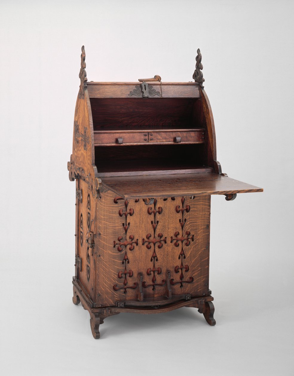 デスク、1889年頃（オーク材、鉄、ペンキ、黄麻布） 作： チャールズ・ロールス