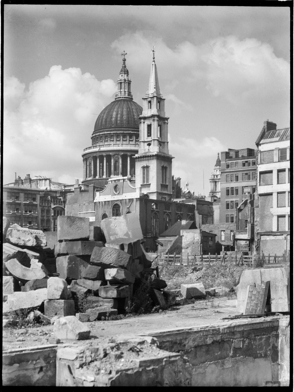 セント ポール大聖堂、セント ポール教会墓地、シティ オブ ロンドン、シティ オブ ロンドン、GLA、1941-1945。 作： チャールズウィリアムプリケット