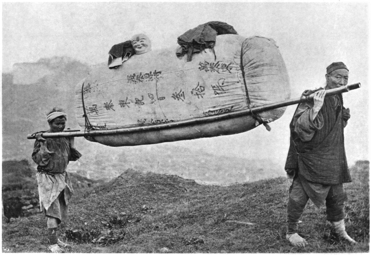 綿を運ぶクーリー、1901 作： 中国の写真家