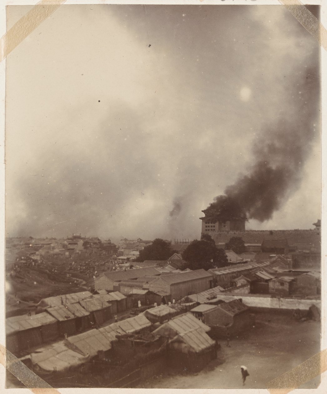 1900年、北京の正門で大火事 作： 中国の写真家