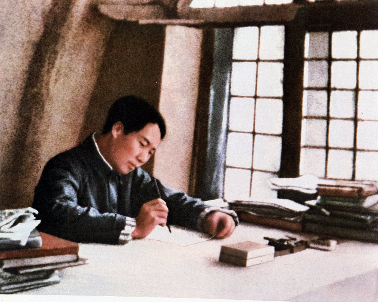 円安の洞窟で作品「長期戦から」を執筆する毛沢東