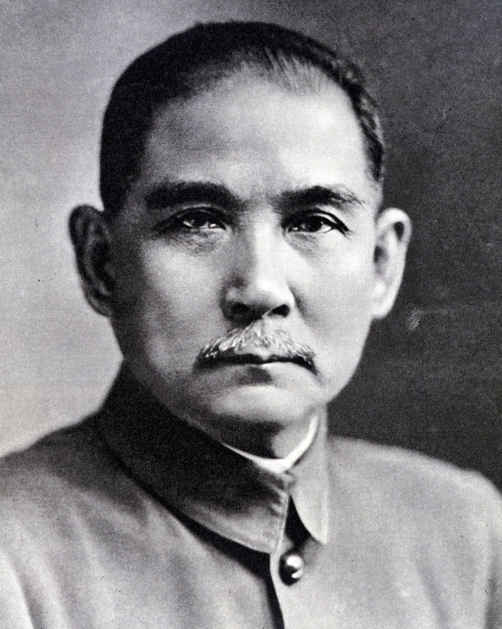 中国の革命家・政治家である孫文（Yat sen, Zhongshan）（1866-1925）の肖像。 作： 中国の写真家