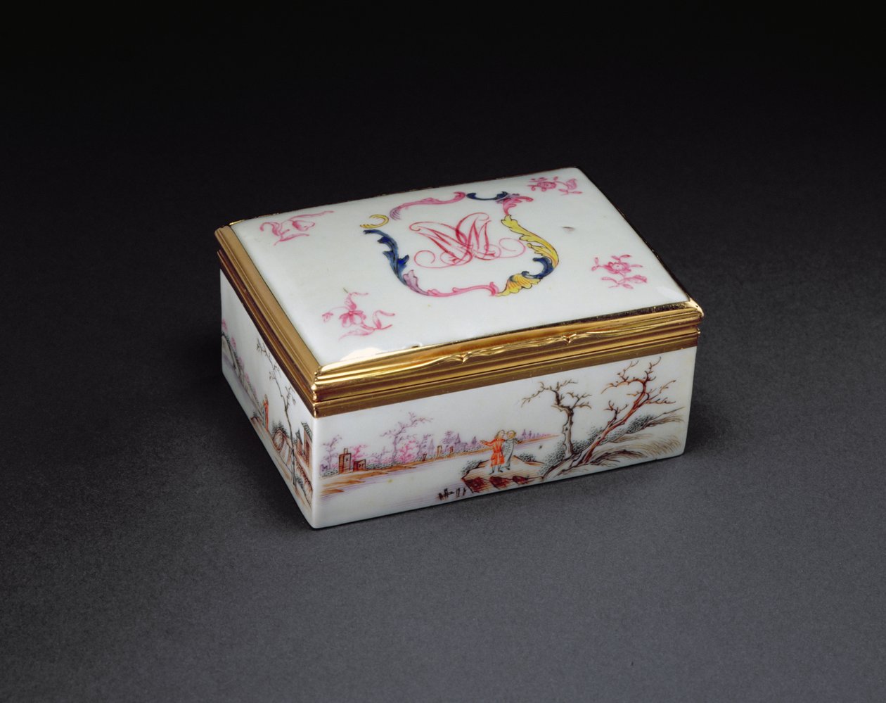 モノグラムの嗅ぎタバコ箱、乾隆期（1736-95）c.1750（磁器） 作： 中国語学校