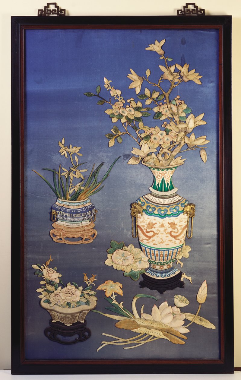 桜、モクレン、蘭が描かれた花瓶や、蓮、小百合、朝顔の小枝にバラが飾られた花瓶を描いたシルクパネル 作： 中国語学校