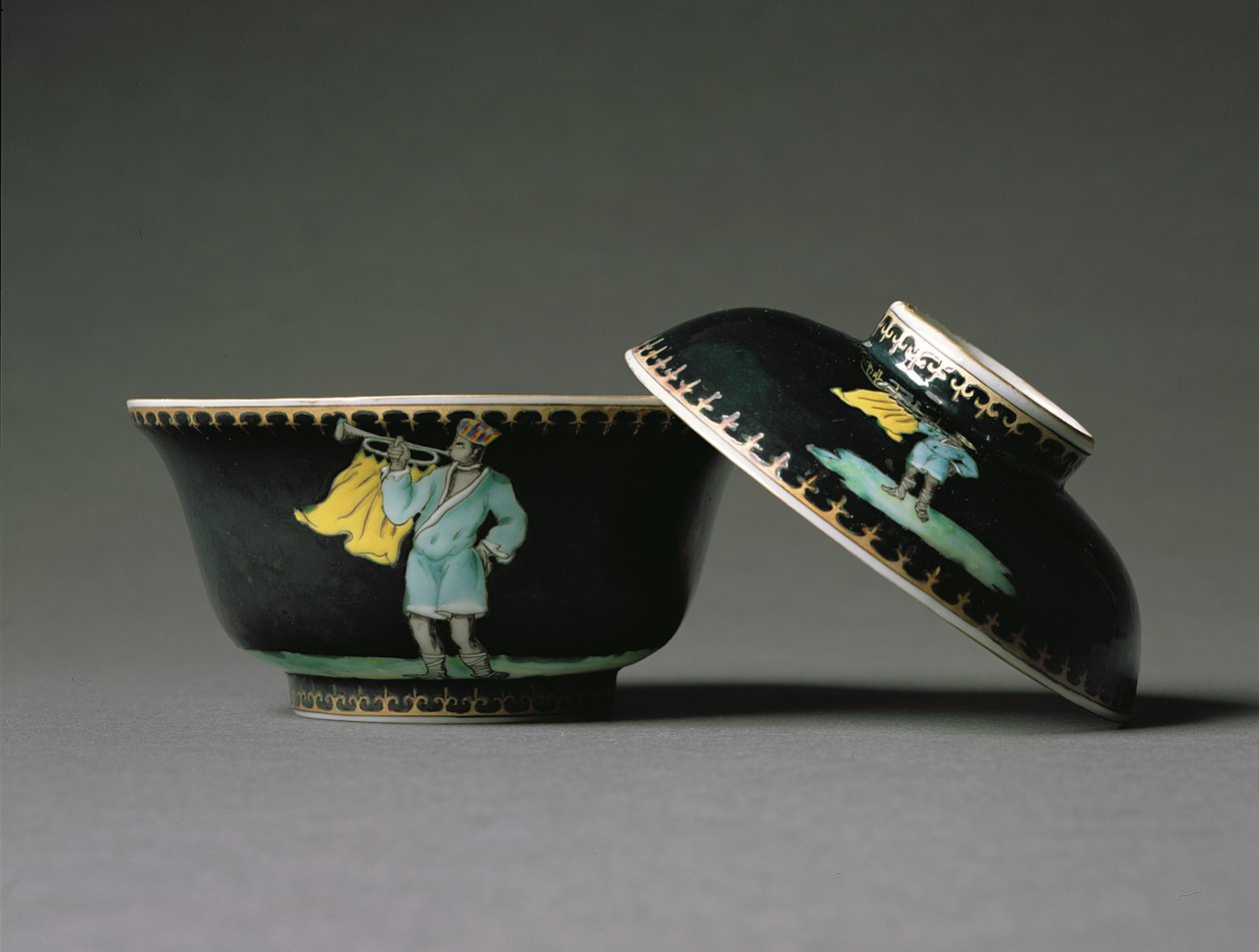 シュガーボウルとカバー、乾隆期（1736-95）c.1740（磁器）（314530も参照） 作： 中国語学校
