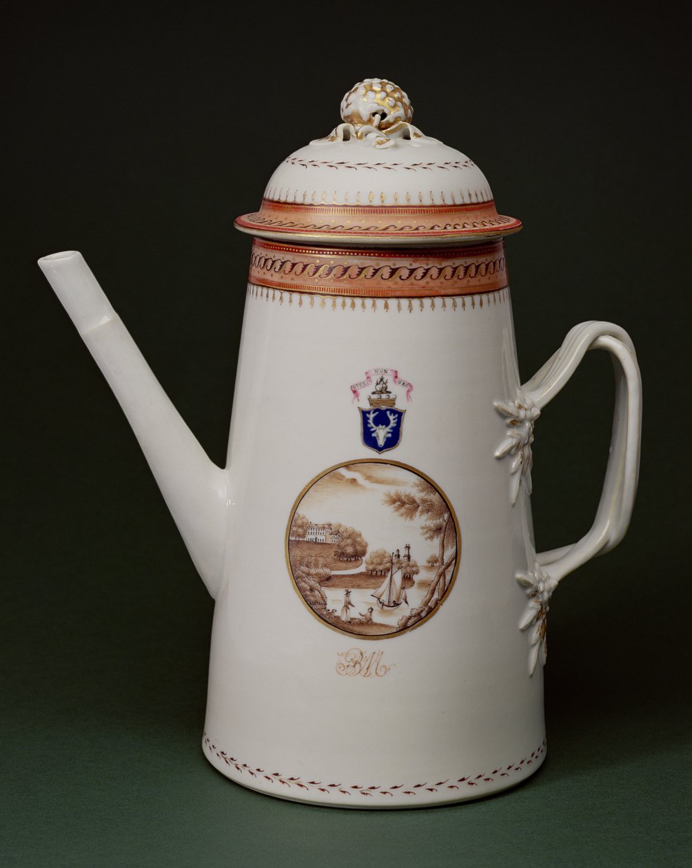 鎧のコーヒーポット、Machenzieの腕、1790年頃（磁器） 作： 中国語学校
