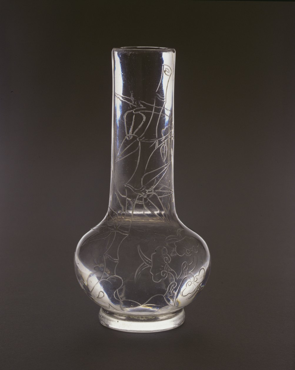 竹、霊芝の植物と岩が刻まれた瓶、乾隆の刻印と期間、1736-95（ガラス） 作： 中国語学校