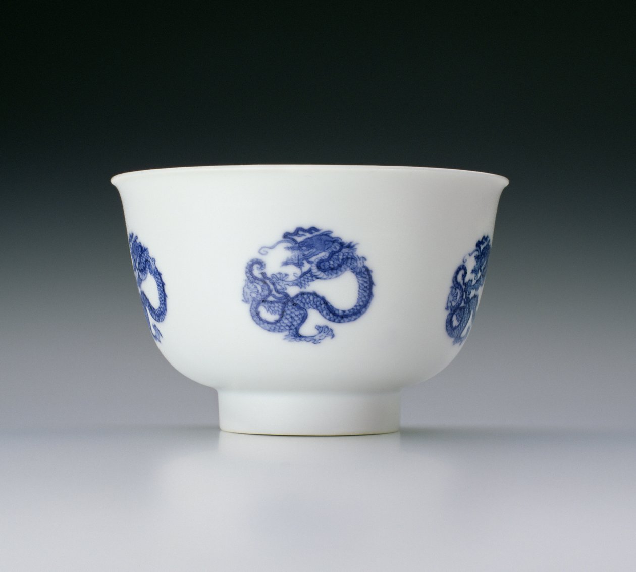 龍の丸い装飾が施されたボウル、康西のマークと期間1662-1722（青い下絵の磁器）（142285も参照） 作： 中国語学校