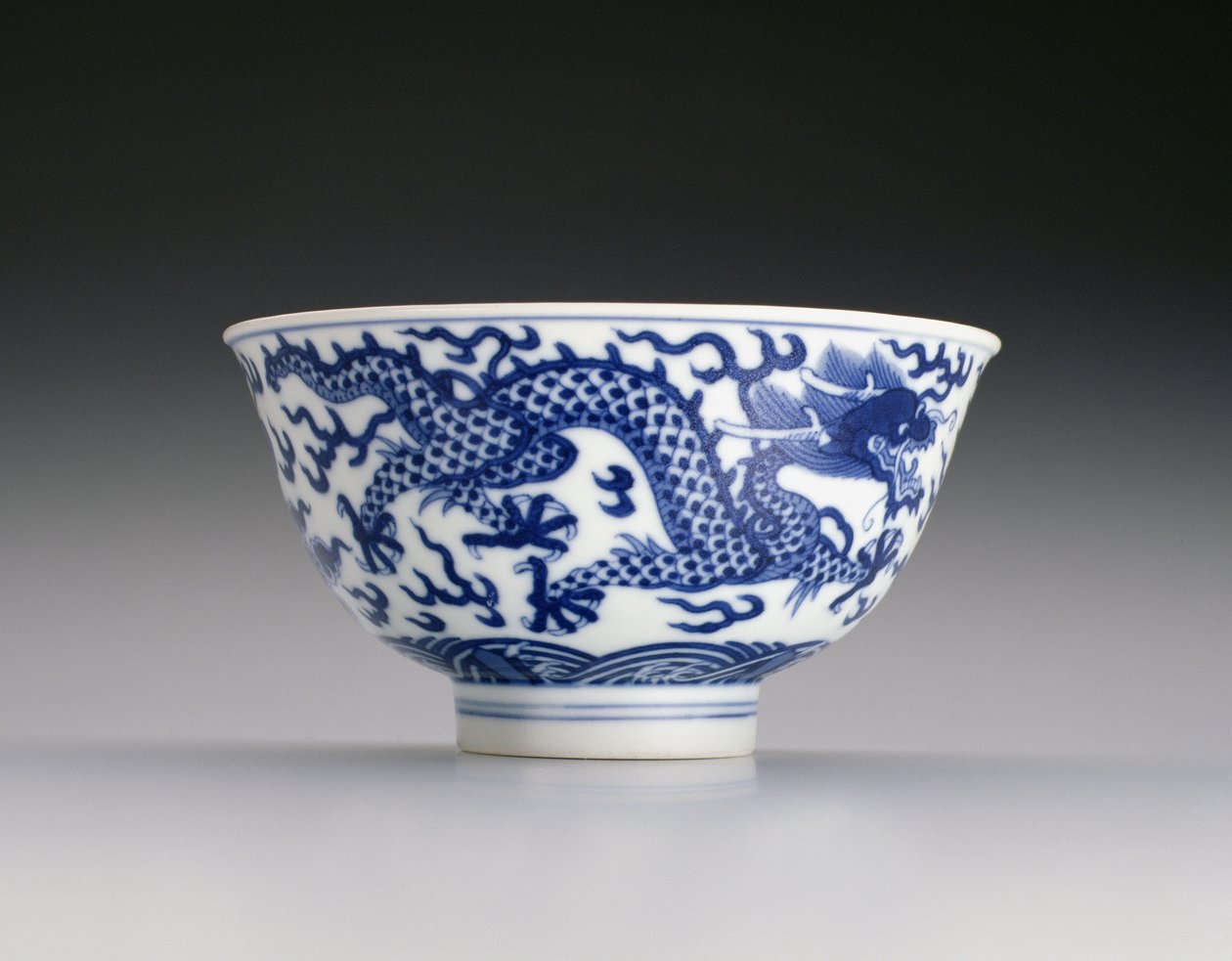 竜と波のボウル、Xianfengマークと1851年から61年の期間（青い下絵の磁器）（142299も参照） 作： 中国語学校