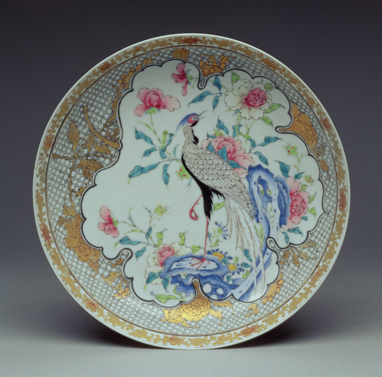 長い尾を持つ鳥、岩、花で描かれた料理、永正時代、1725-35年（卵殻磁器） 作： 中国語学校