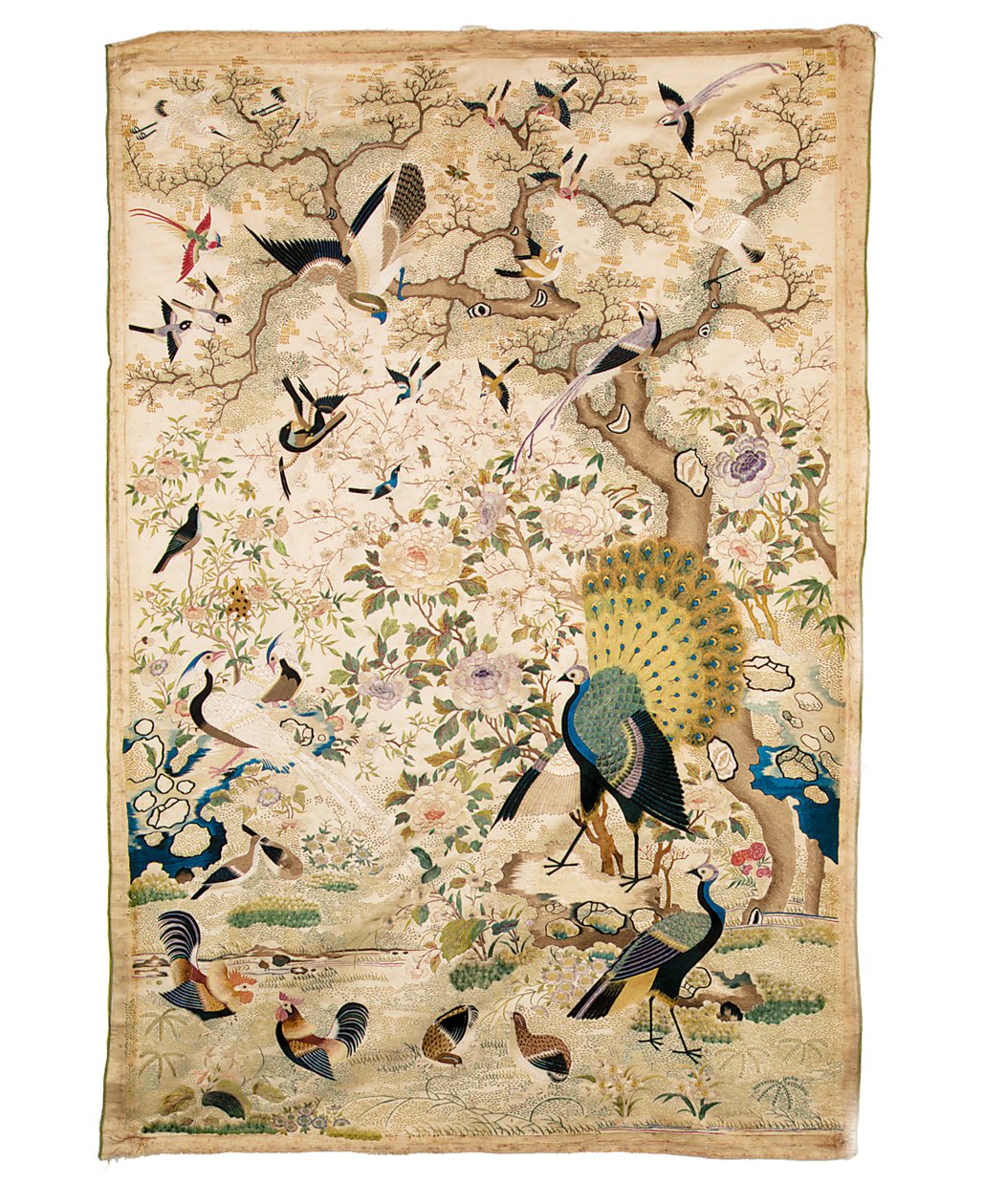 牡丹とサクラの花のある節くれだった木の下にクジャクと他の多数の鳥が刺繍されたパネル 作： 中国語学校