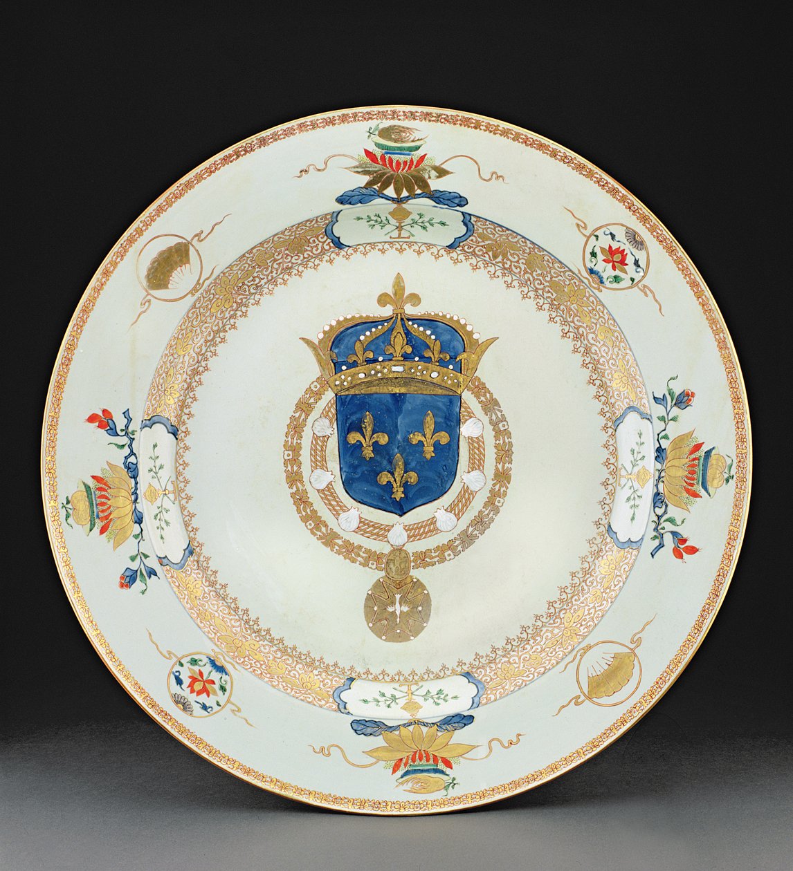 フランス国王の腕を備えた大型の装甲充電器、c.1730（磁器） 作： 中国語学校
