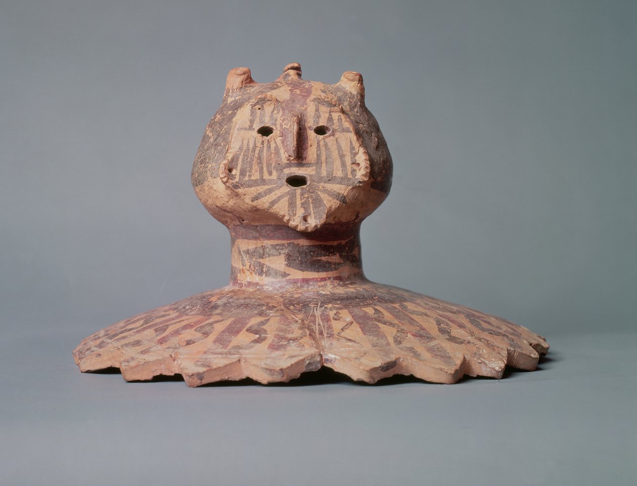 陽朔の壺の蓋、おそらくは巫女の顔を描いた陽朔時代、紀元前2500年頃