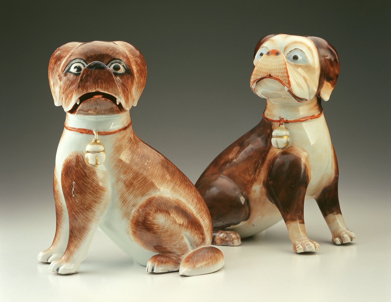 パグ犬（磁器）のペア 作： 中国語学校