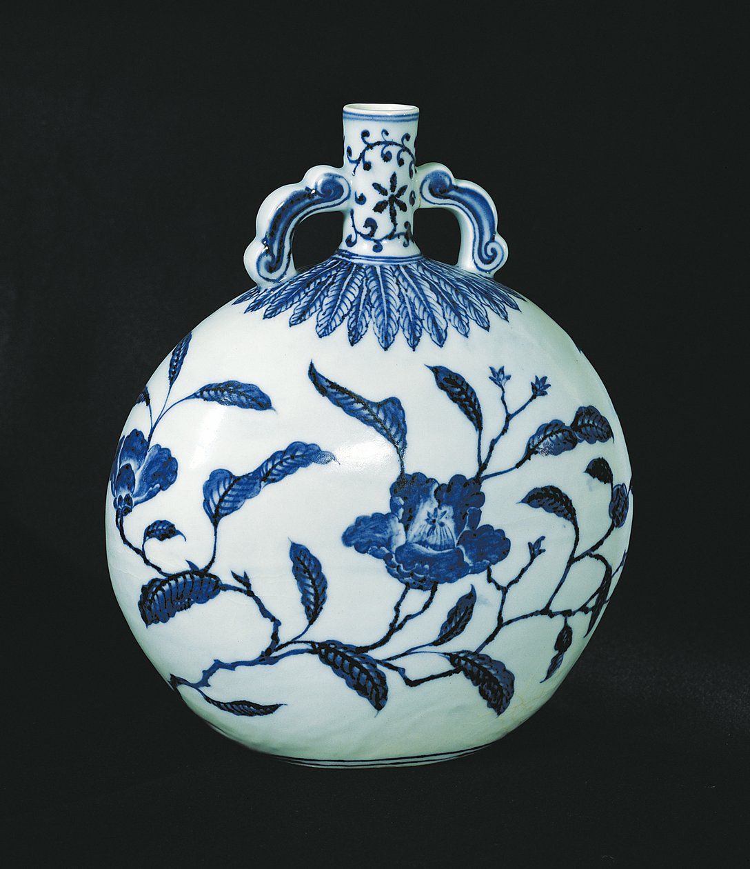 花の装飾が施された巡礼者の青と白のひょうたん、c.1403-24（セラミック） 作： 中国語学校