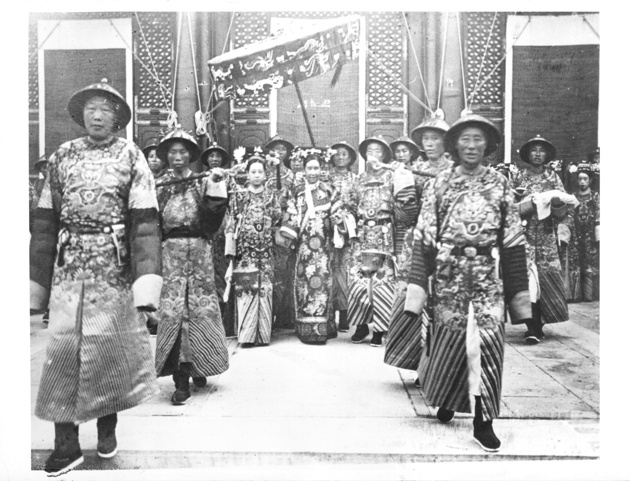TzU-Hsi（1835-1908）の肖像待機中の女性と警備員がいる中国のDowager皇后 作： 中国語学校