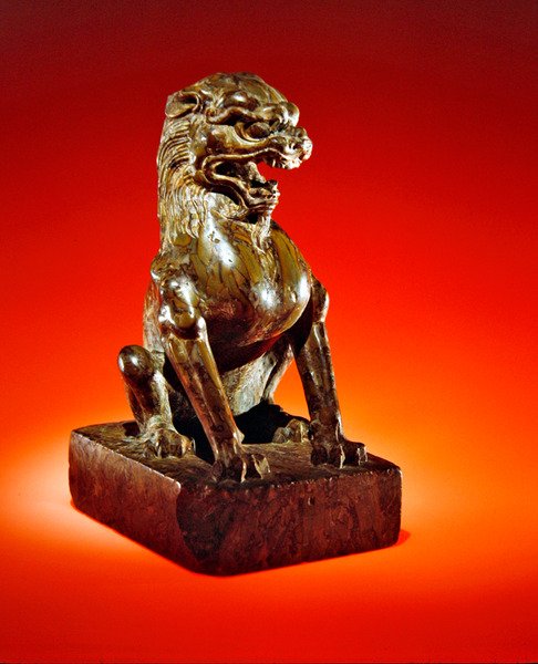 座っているライオン、唐王朝（618-906）（394850も参照） 作： 中国語学校中国語学校