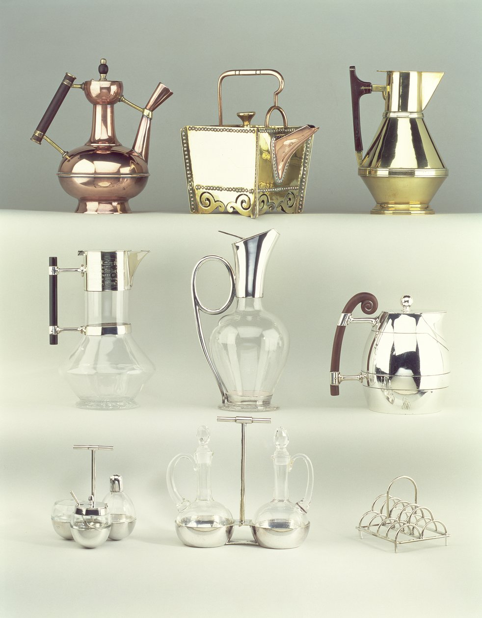 上、LR：オリエンタルコーヒーポット、Benham＆Froud、c.1888（真鍮、銅、木）;日本のリベットで留められた正方形のティーポット、Benham＆Froud、c.1888（銅と真鍮）; Claret Jug、Richard Perry、Son＆Co.、c.1880 作： クリストファー・ドレッサー