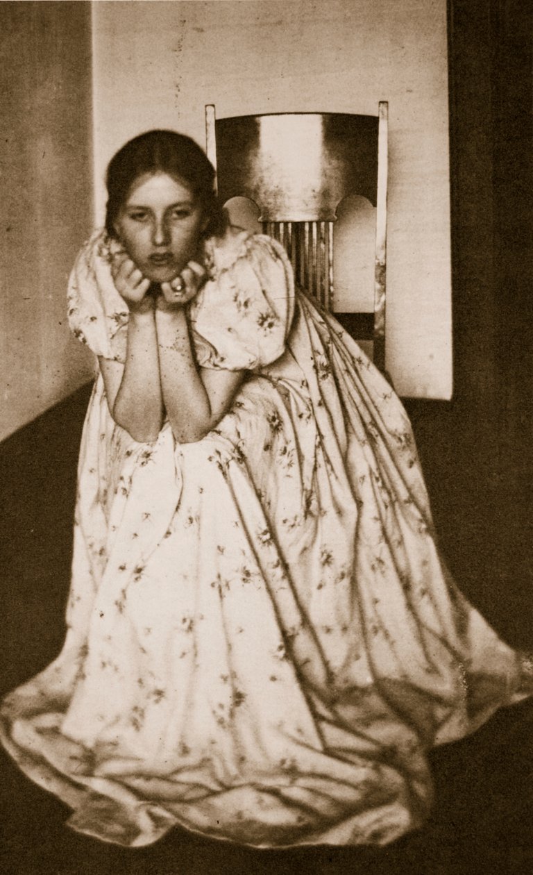 花の咲くドレスの少女、1910年頃（グラビア） 作： クラレンス・ヘンリー・ホワイト