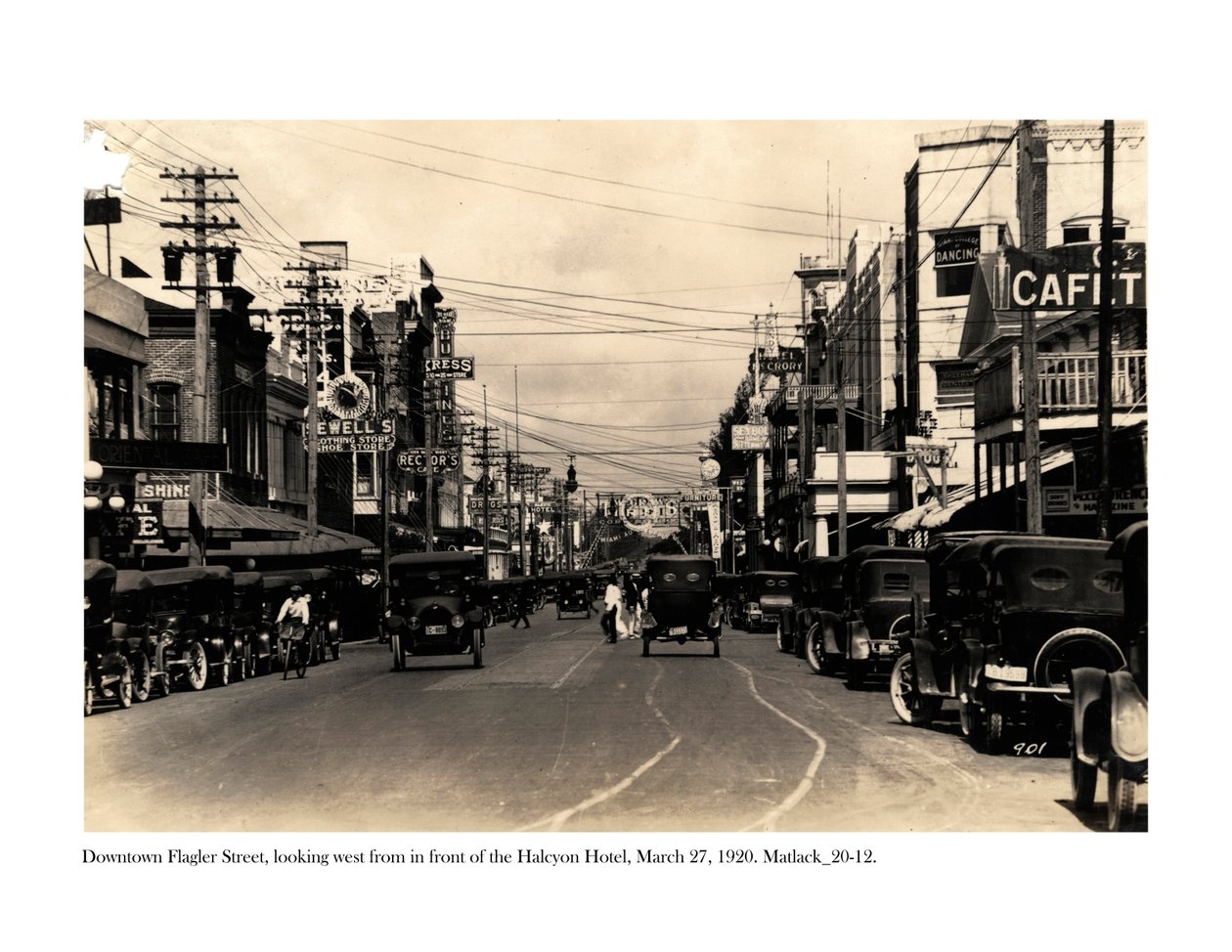 1920年3月27日、ハルシオンホテルの正面から西を向くフラッグラーストリート 作： クロード・C・マトラック