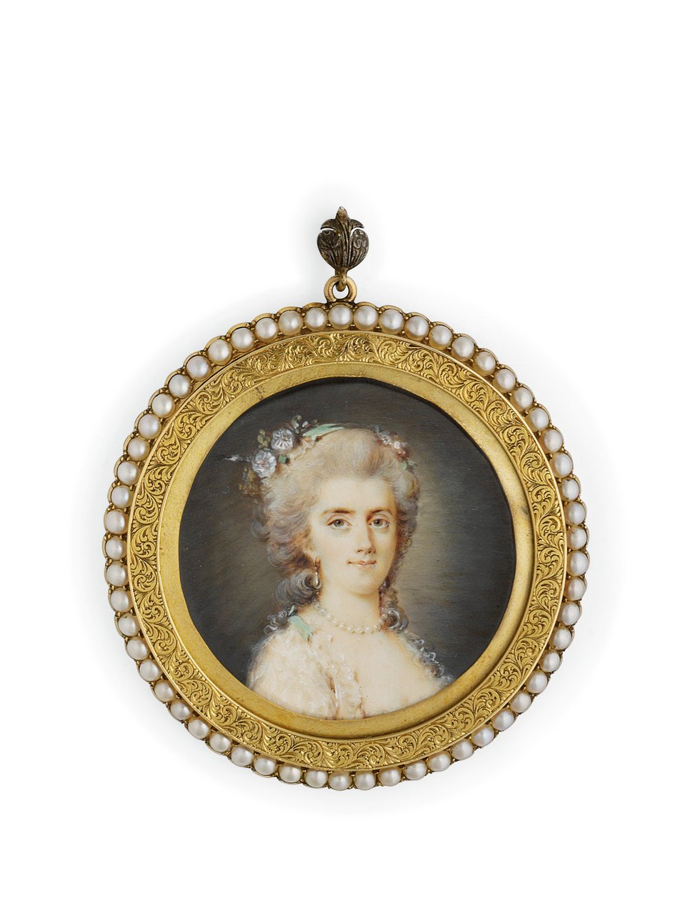 Comtesse Diane de Polignac、デコルテの白いドレス、花とペパーミントグリーンのリボン、上向きのパウダーヘア、パールネックレスとイヤリング（スプリットパールボーダーの金色の金属フレームにアイボリーの水彩画） 作： クロード・ジャン・バプティスト（attr。To）Hoin