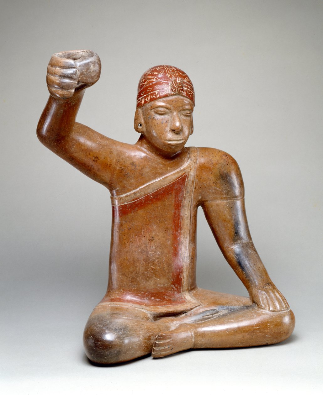 腕を上げた着席の男性（陶器） 作： コリマ文化