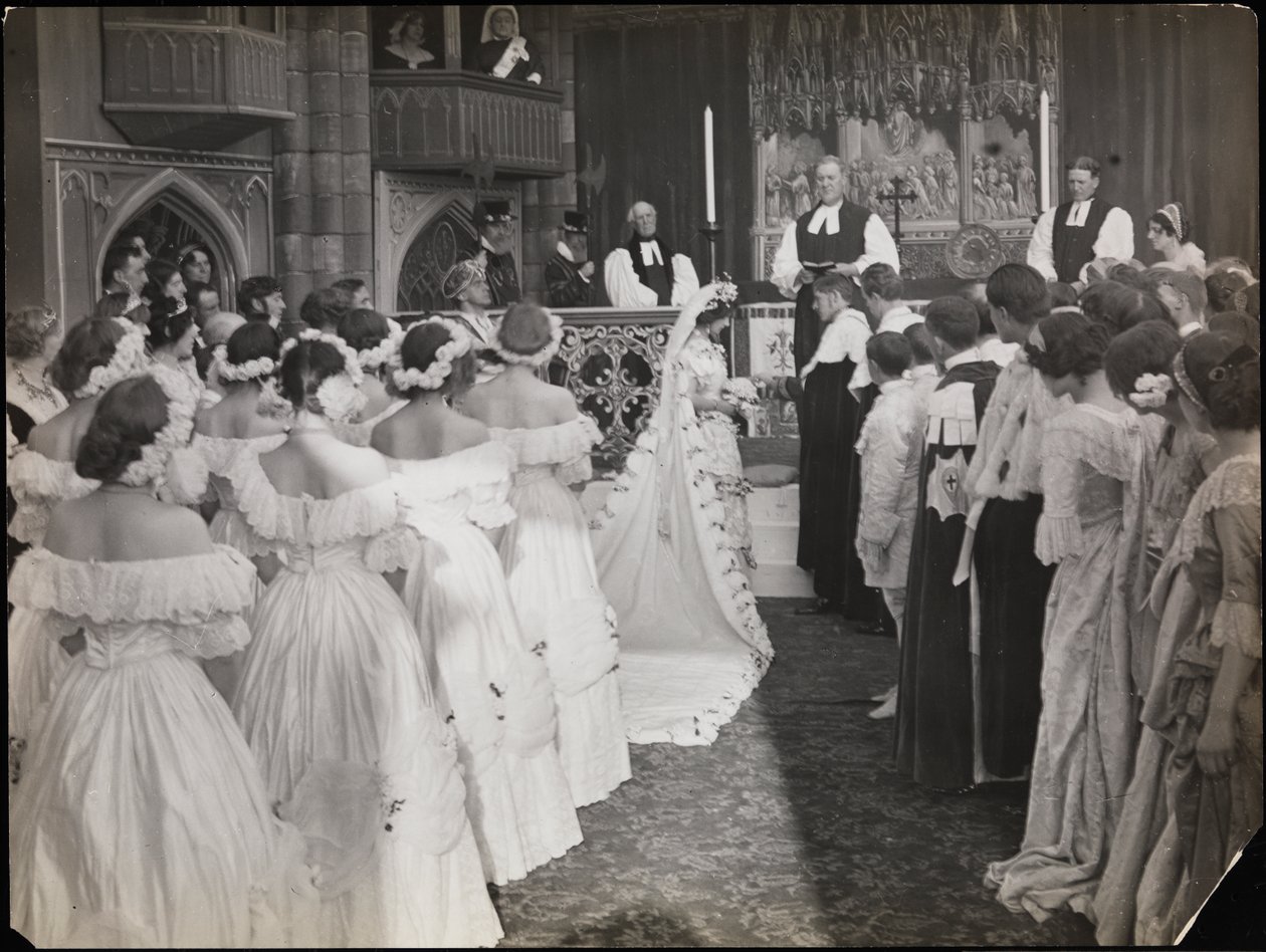 映画「Sixty Years a Queen」のスチール写真（1914年頃）（モノクロ写真 作： バイロン社