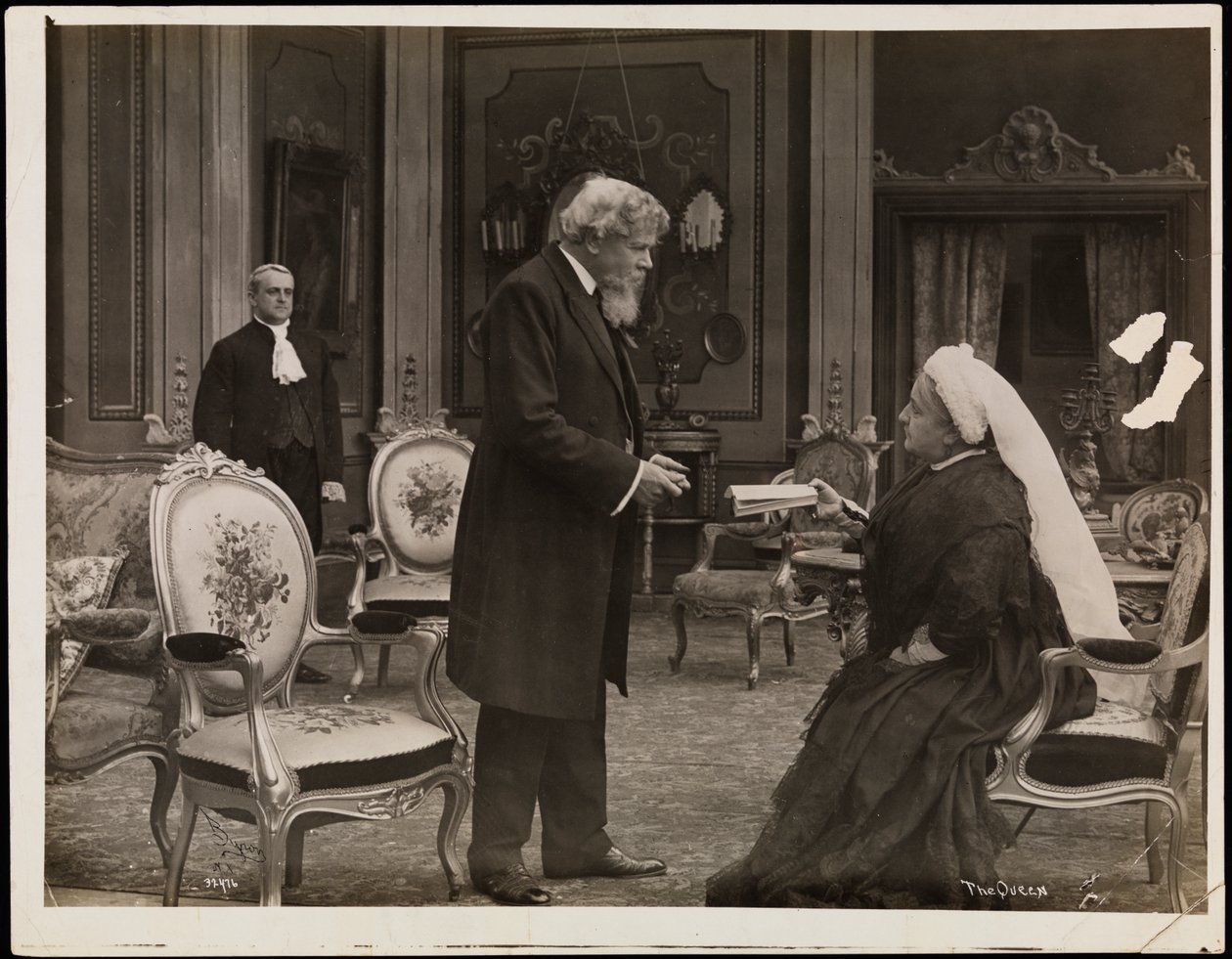映画「Sixty Years a Queen」のスチール写真（1914年頃）（モノクロ写真 作： バイロン社