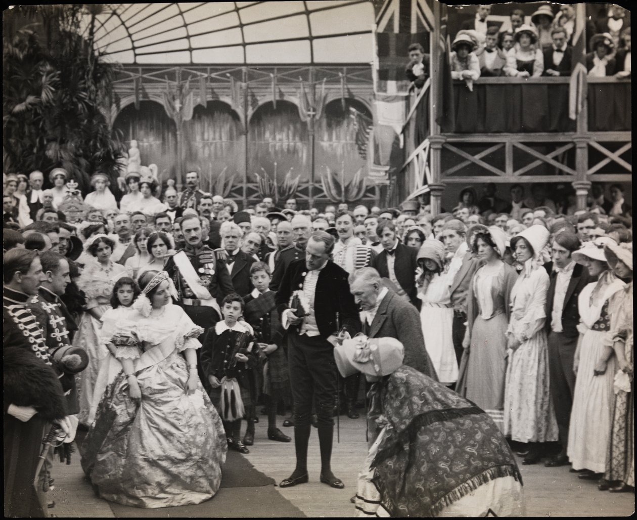 映画「Sixty Years a Queen」のスチール写真（1914年頃）（モノクロ写真 作： バイロン社