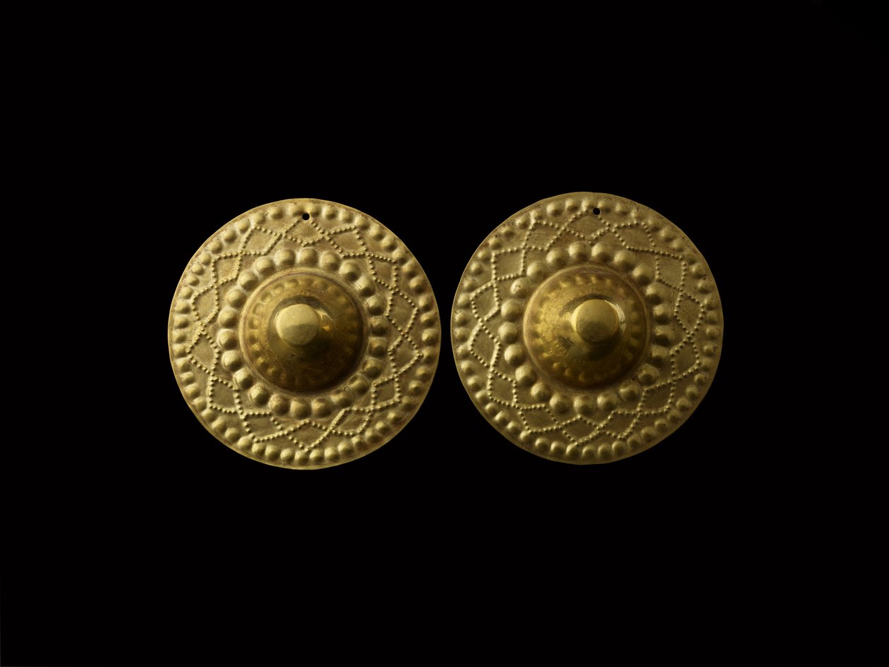 円錐形の耳飾りのペア、西暦800〜 1500年（ゴールド） 作： 文化ナリーニョ