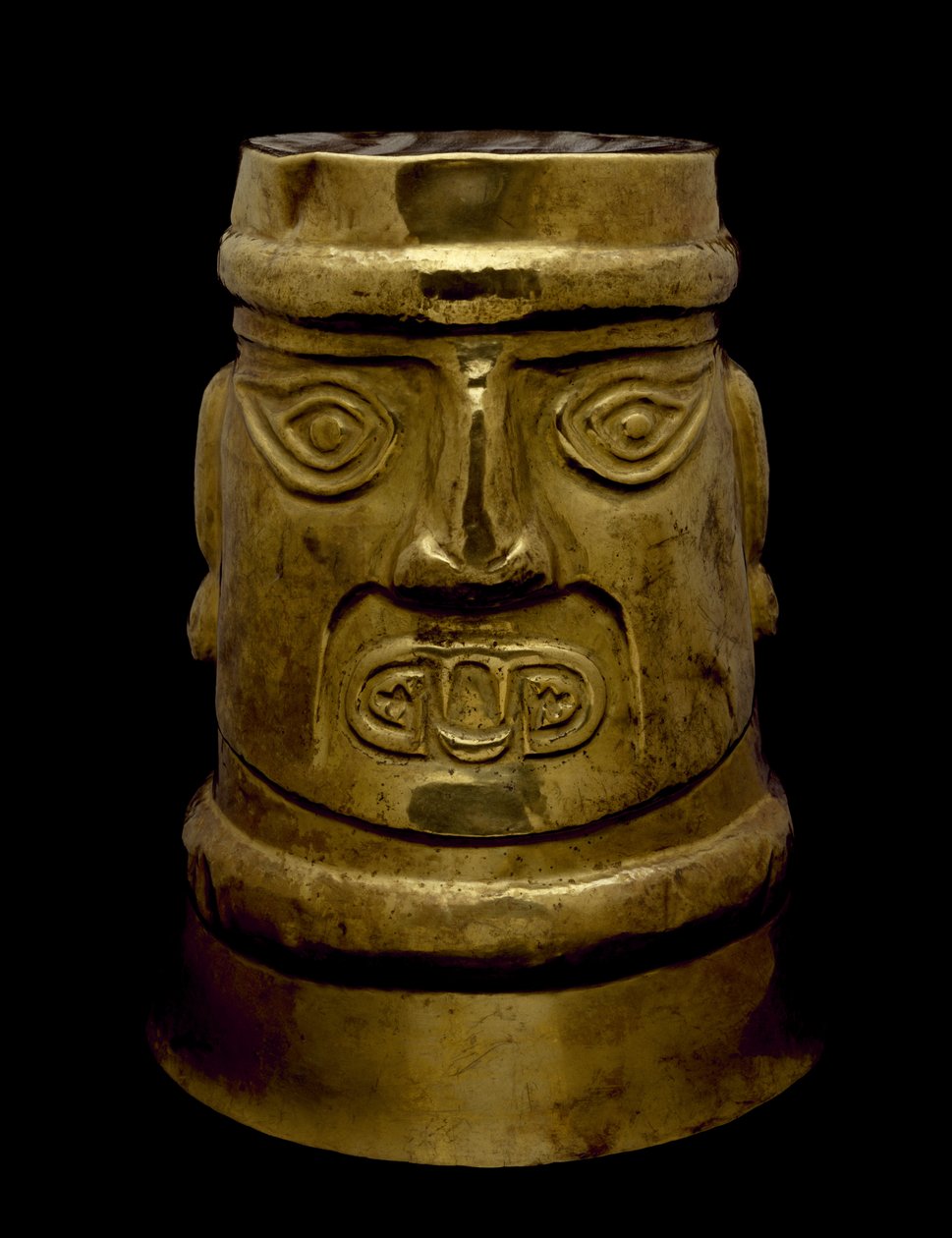 シカン風の目と牙で神を描いたビーカー、西暦800〜 1350年（金） 作： 文化シカン