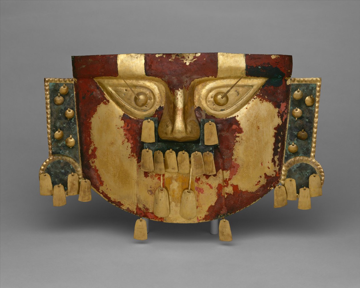 ペルーの葬祭用マスク、紀元後900～1100年（金、銀-銅のオーバーレイ、辰砂 作： 文化シカン