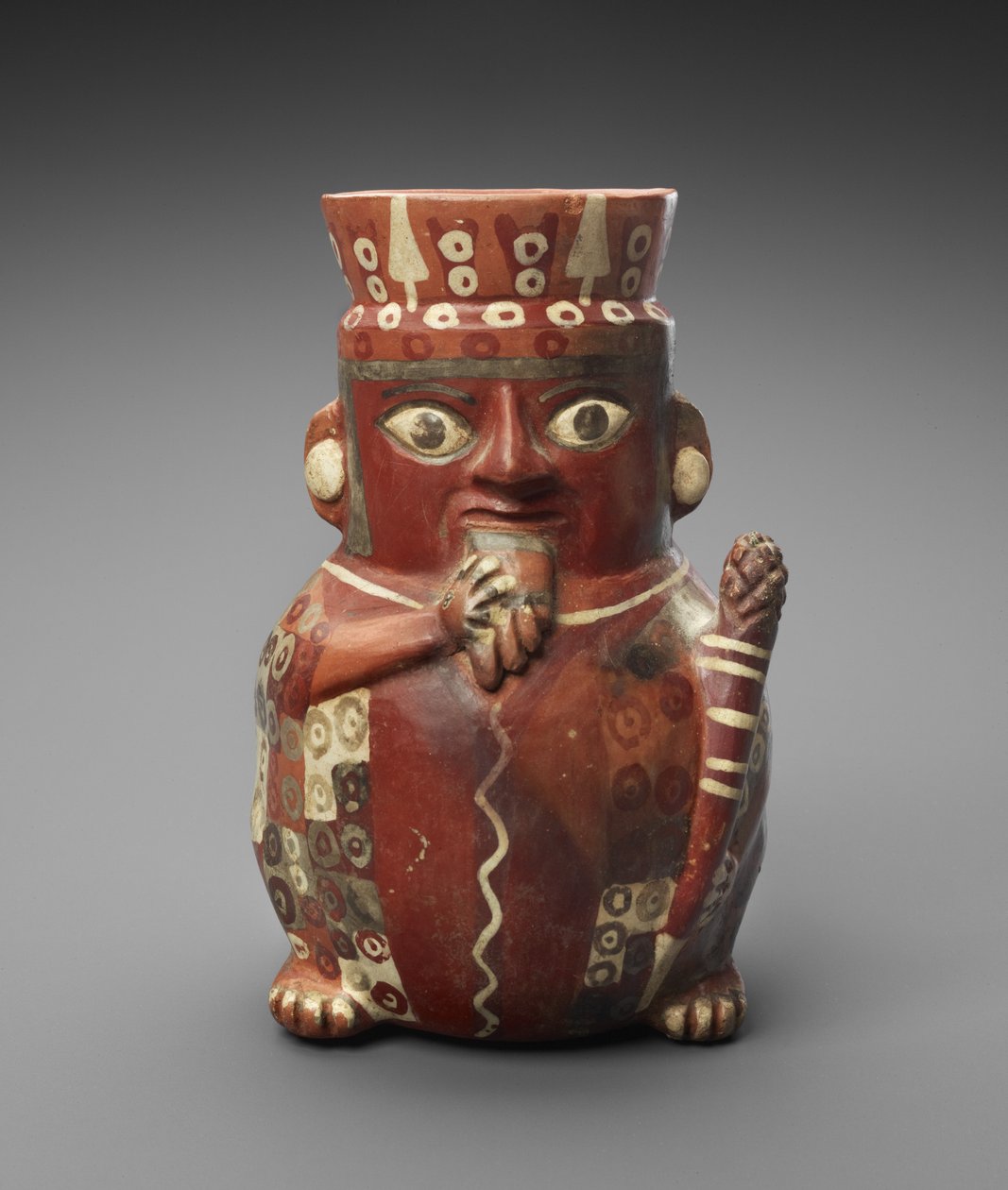 パンパイプとクラブを備えた比喩的な瓶、c。 600-1000 AD（スリップ付き陶器） 作： カルチャーワリ