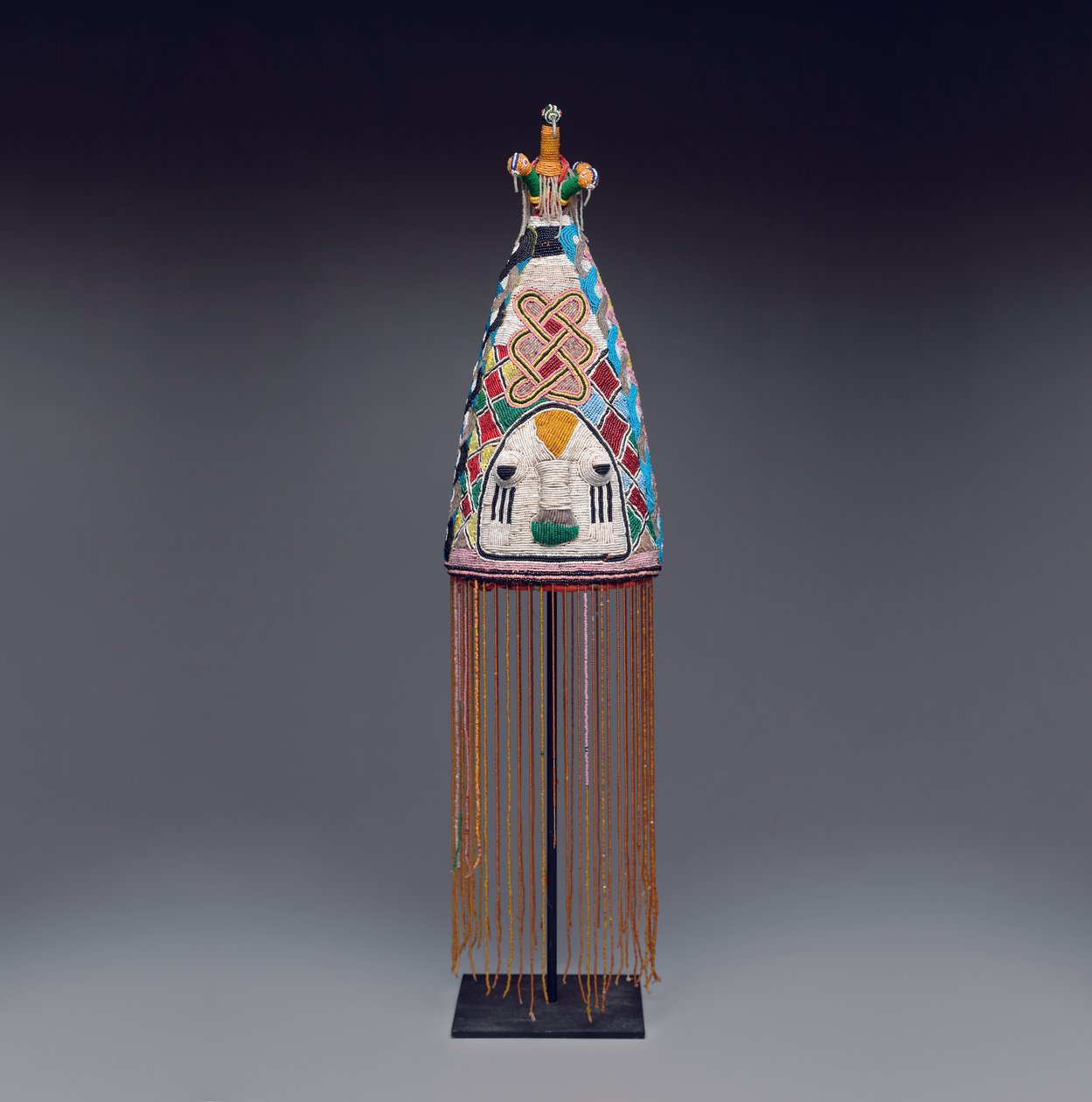 王冠（ade）、19世紀後半から20世紀初頭（ガラスビーズ、布、かご細工、繊維） 作： ヨルバ文化