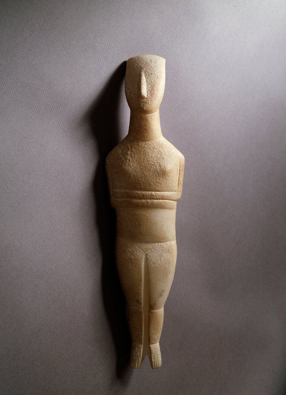 模式的な女性の像、黄土色のインクラストを施した白大理石、紀元前3200～2000年 作： キクラデスキクラデス