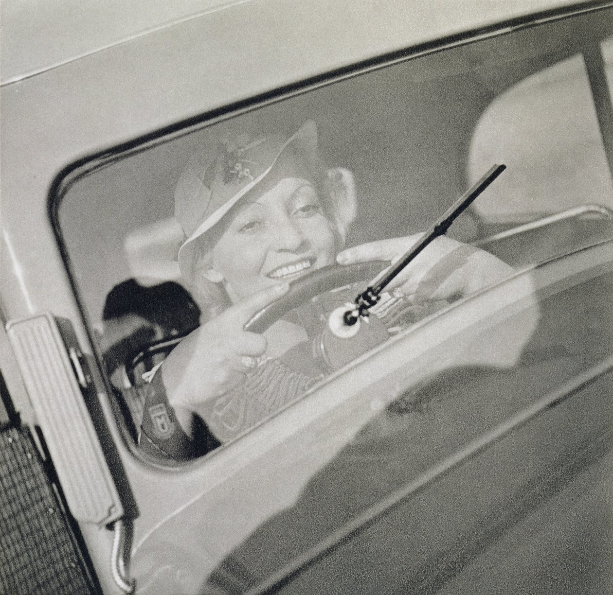 運転する女性、1930年代頃（グラビア） 作： チェコの写真家
