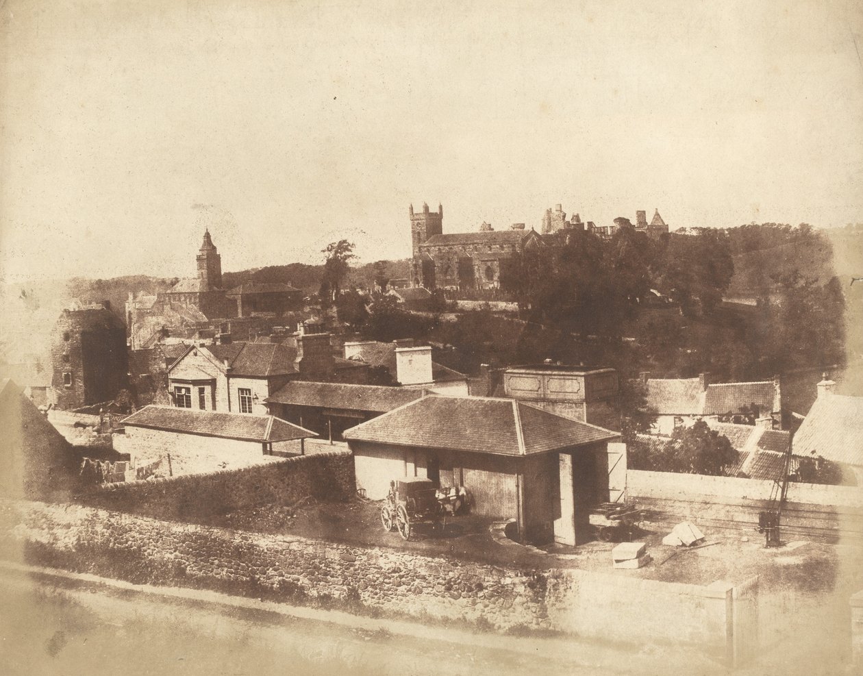 鉄道駅から見たリンリスゴー、市庁舎、聖ミカエル教会、宮殿、1843-184 作成者: David Octavius Hill、Robert Adamson。 作： デビッドオクタウィウスヒル、ロバートアダムソン