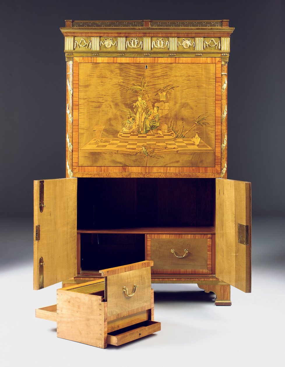 新古典主義の秘書、1775年頃（オルモルに取り付けられたシカモア、イチイ、ステンドグラスのチューリップウッド、寄木細工）491918-19も参照） 作： デビッド・レントゲン