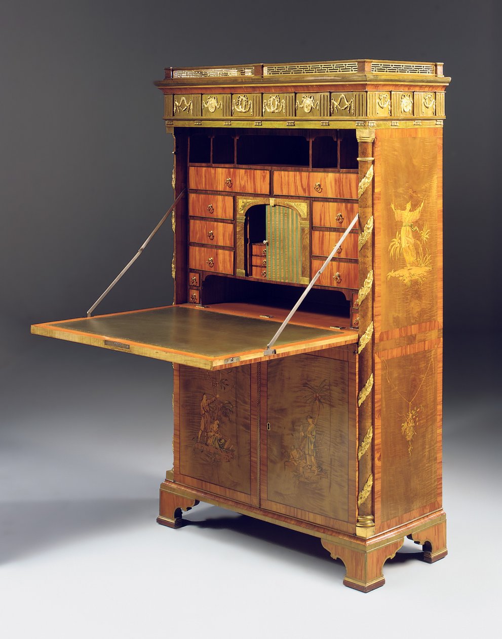 新古典主義の秘書、1775年頃（オルモルに取り付けられたシカモア、イチイ、ステンドグラスのチューリップウッド、寄木細工）491918-20も参照） 作： デビッド・レントゲン