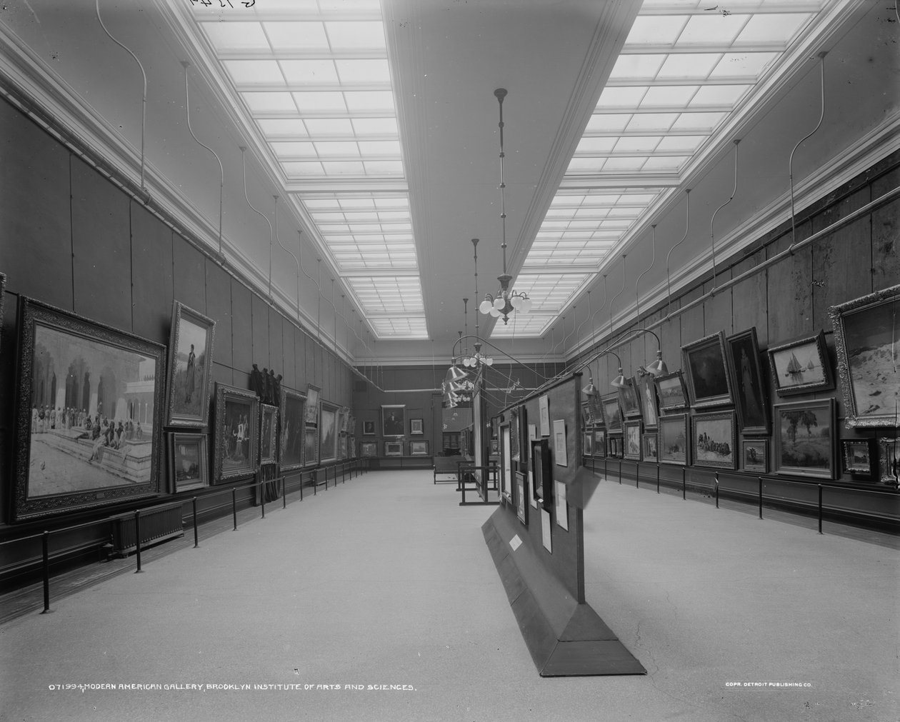 モダンアメリカンギャラリー、ブルックリン芸術科学研究所、c.1905-15 作： デトロイト出版株式会社