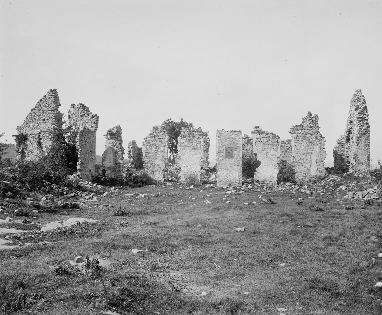 フォートタイコンデローガの遺跡、ニューヨーク州シャンプレーン湖、c.1900-10 作： デトロイト出版株式会社