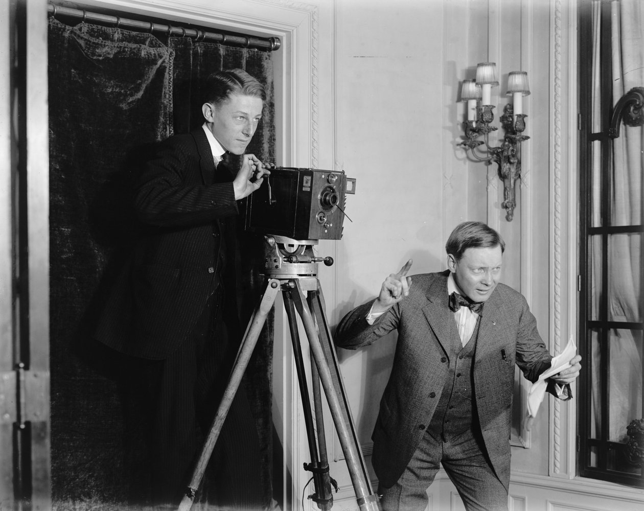 室内で映画用カメラを使用している2人の男性、1908〜20年頃 作： デトロイト出版株式会社