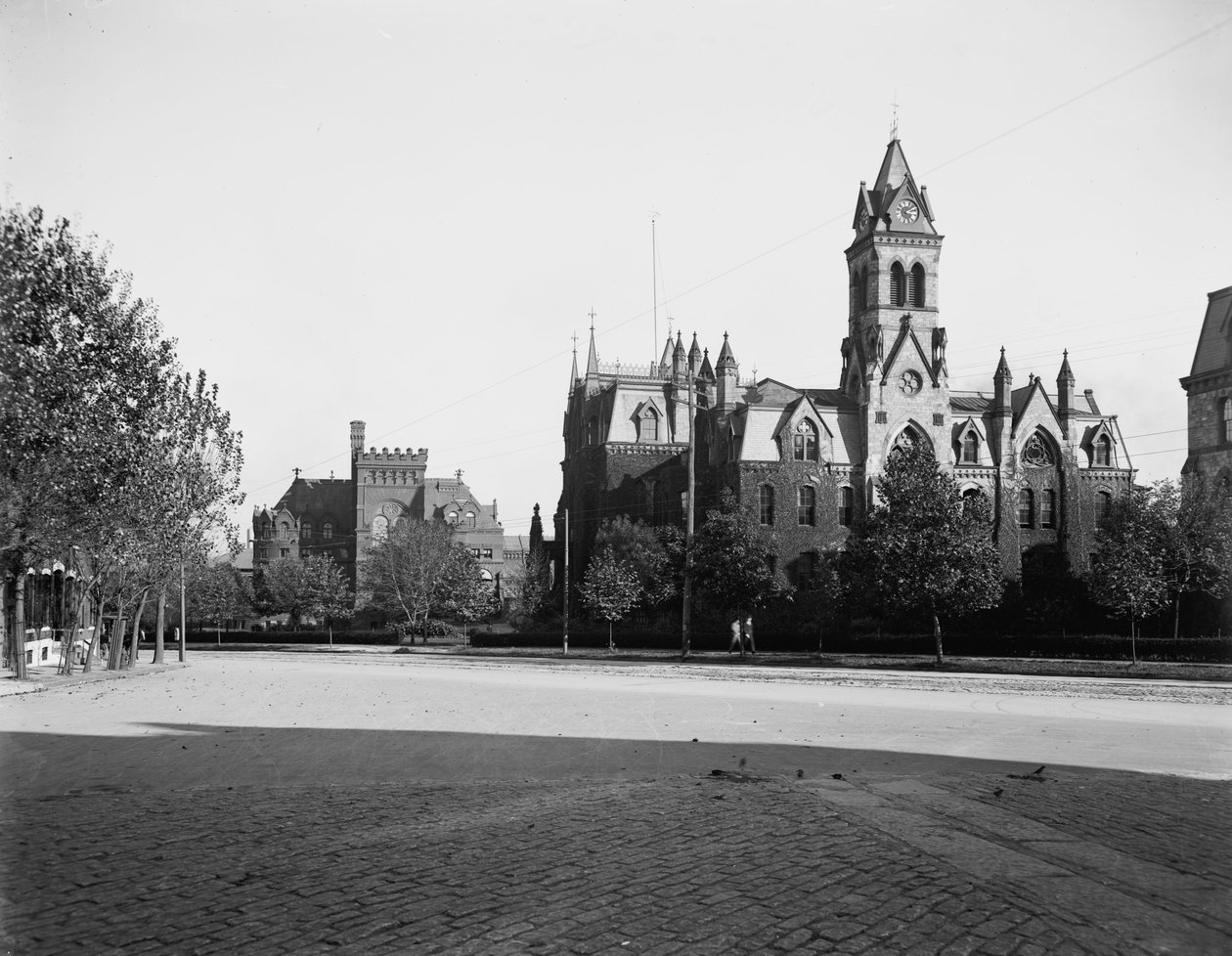 ペンシルベニア大学、本館と図書館、ペンシルベニア州フィラデルフィア、c.1900 作： デトロイト出版株式会社