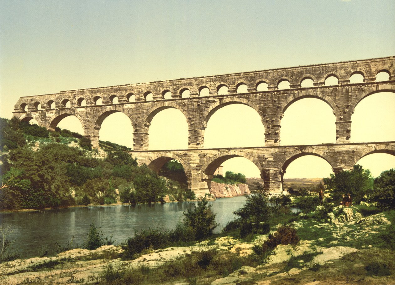 フランス、ニームのアグリッパによって建設された、ガールに架かるローマ橋、1900年頃 作： デトロイト出版株式会社
