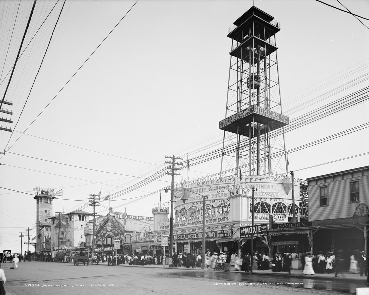 コニーアイランド、サーフアベニュー、1904年頃（モノクロ写真 作： デトロイト出版株式会社