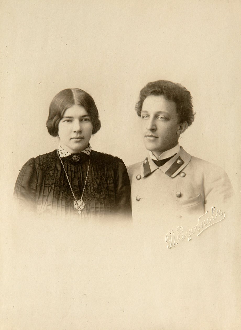 詩人アレクサンドル (アレクサンドル) アレクサンドロヴィチ ブロック (1880-1921) と妻の肖像。 Dmitri Spiridonovich Zdobnovによるシルバーゼラチン写真（19世紀末） 作： ドミトリ・スピリドノビッチ・ズドブノフ