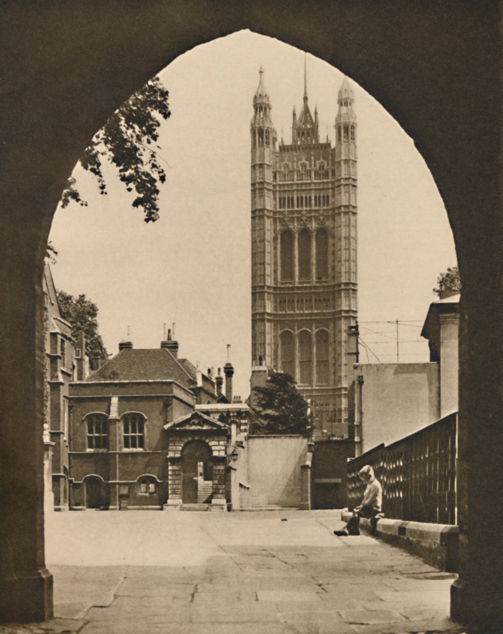 ウェストミンスターのリトルディーンヤード：イギリスの公立学校の眺め、c1935。 作： ドナルド・マクリーシュ