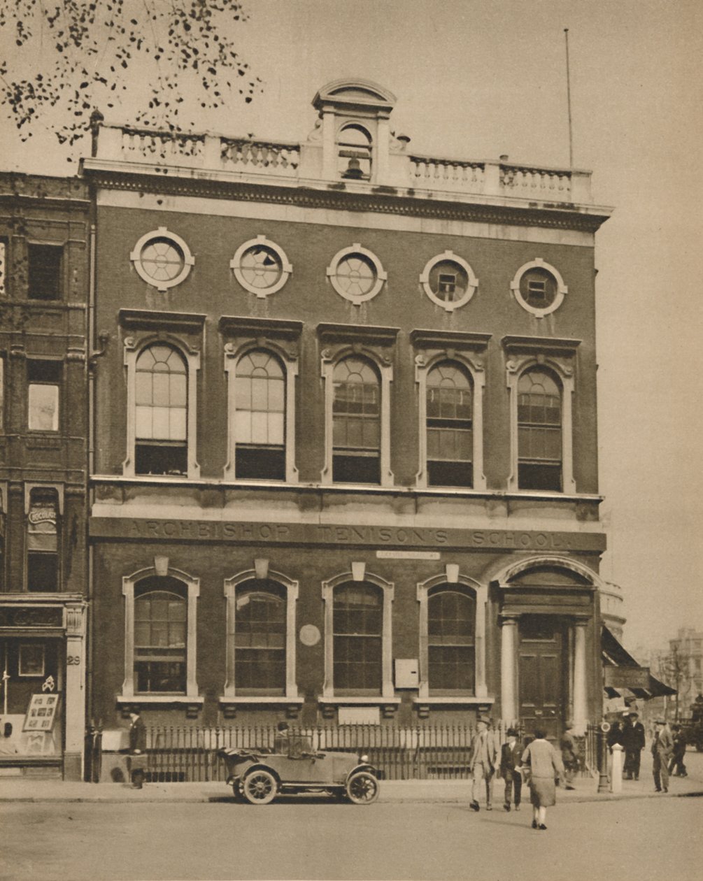 Hogarths Houseの敷地にあるレスタースクエアの学校、c1935。 作： ドナルド・マクリーシュ