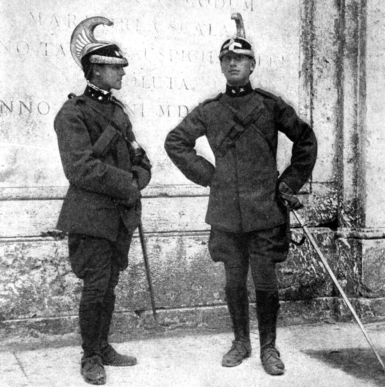 1922年に2つのイタリアの竜騎兵。 作： ドナルド・マクリーシュ