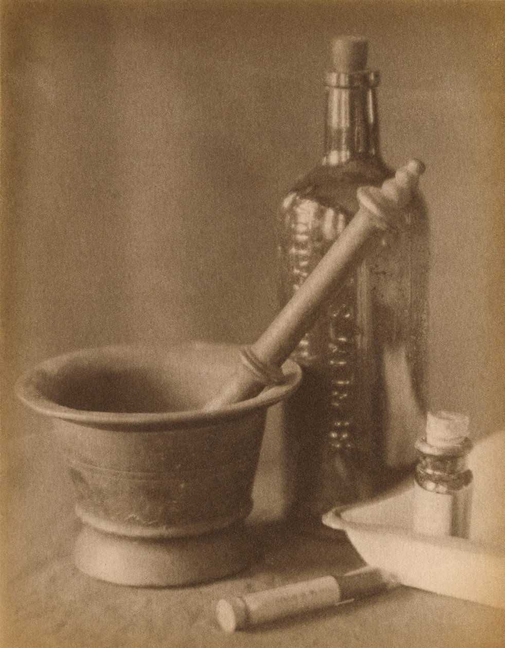 暗室の静物画 by Doris Ulmann 作： ドリス・ウルマン